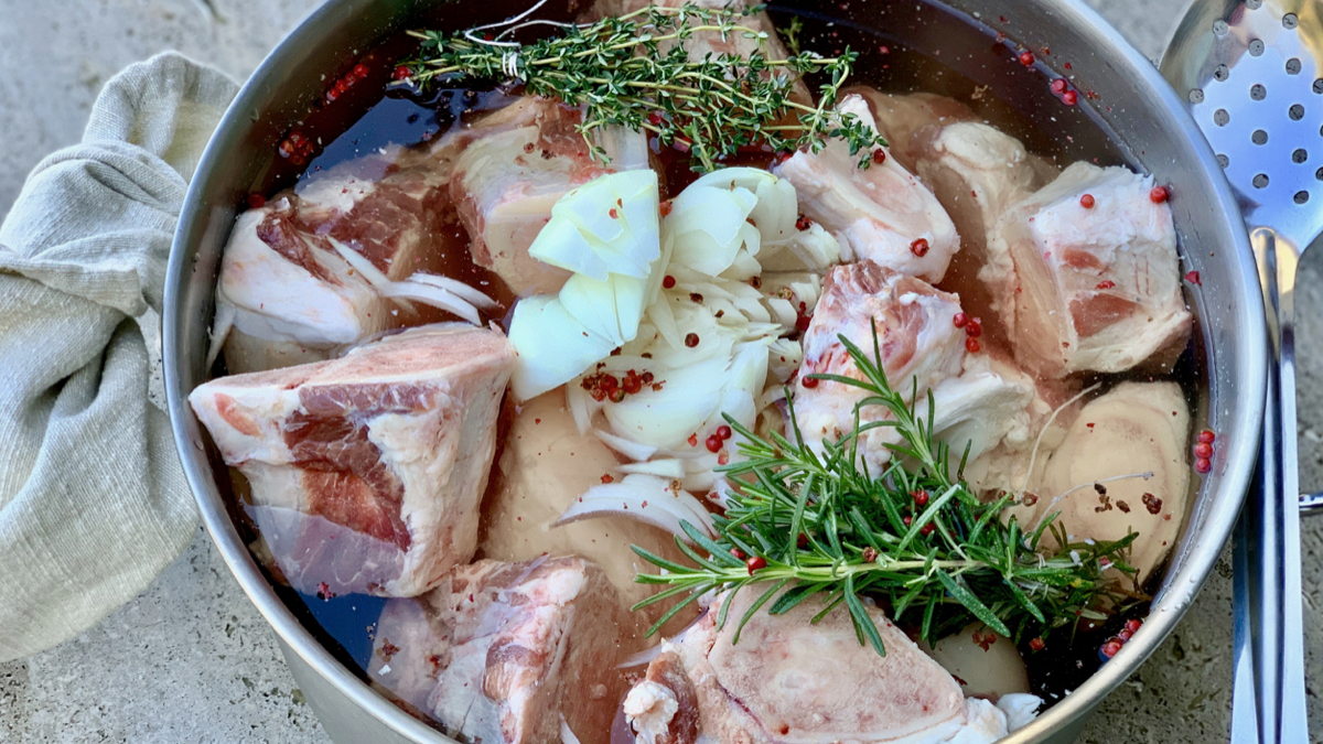 How To Make Bone Broth (with recipes and benefits )