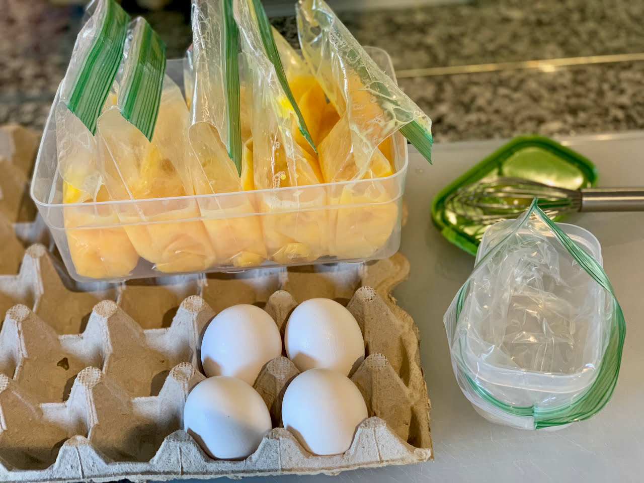 Мытые яйца можно хранить. Замороженные яйца. Мороженая курица яйца. Емкость для заморозки яиц. Подмороженные яйца куриные.