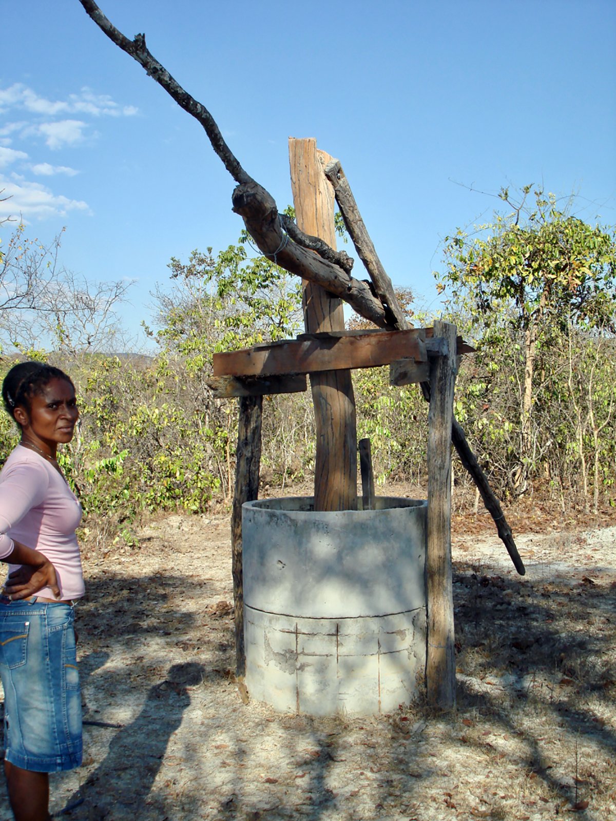 grinding yuca root to flour by the Quilombo communities