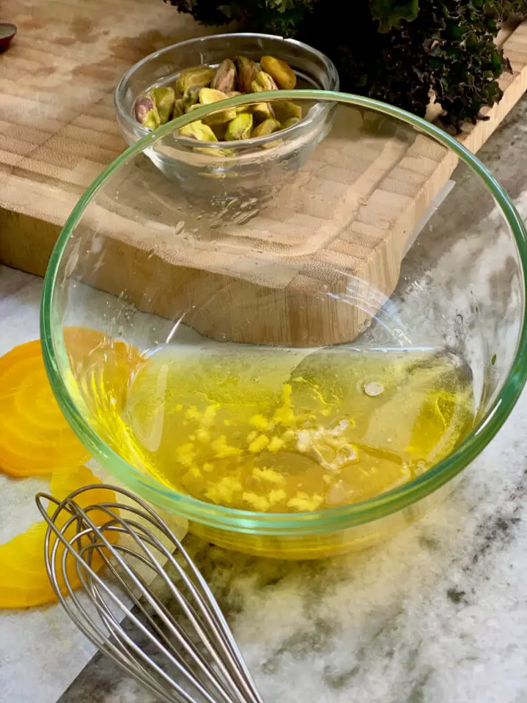 Olive oil, vinegar and garlic salad dressing