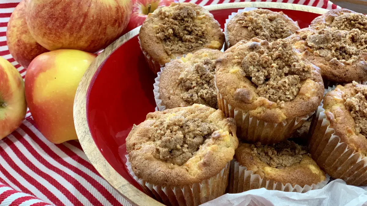Apple Cinnamon Crumb Muffins Recipe - Healthy 