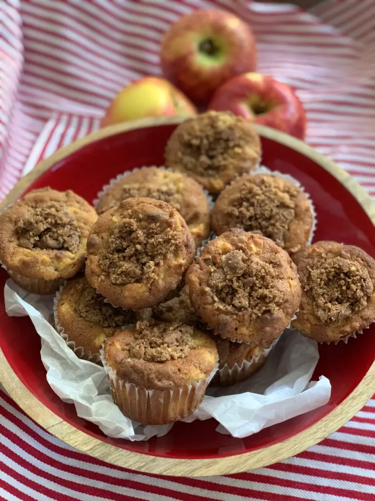 Healthy Apple Cinnamon Crumb Muffins