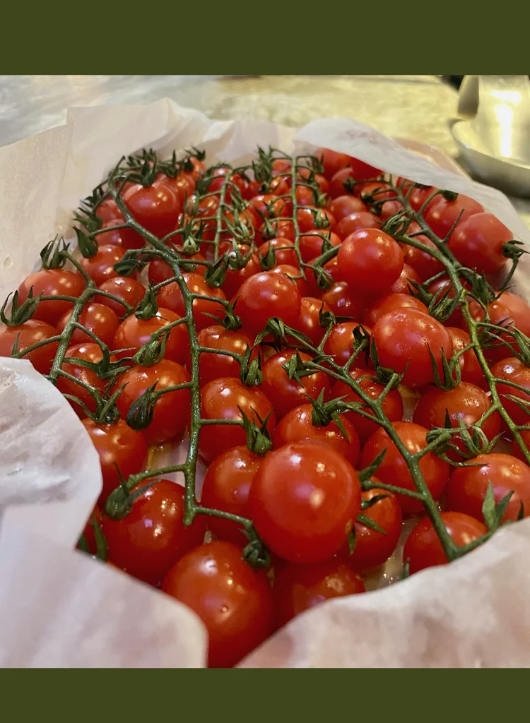 Tomatoes, Basil, Olive Oil, Garlic & Salt Are All You Need For 15-Minute Tomato Sauce
