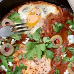 Tomato and Peppers Egg Shakshuka (Mediterranean Baked Eggs)